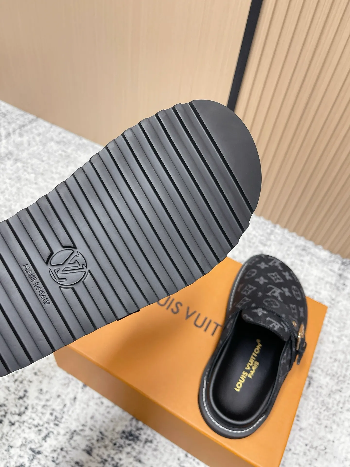 [L Family] P: 460💰 Size: 35-46 (female 40.41, male 45 46 custom-made) Top version Louis vuitton Lv new couple Birkenstock slippers. Cute and cute, not too good on the feet. Simple and high-end slingback design. Ready to wear and go. Good news for lazy people. Imported cowhide leather upper/imported old calico. Original hardware buckle, original molded high-density foam outsole.